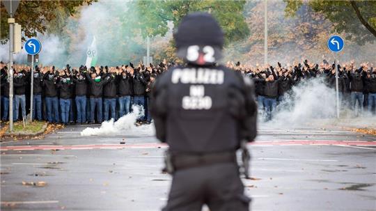 Das Bundesverfassungsgericht hat eine Beschwerde der Deutschen Fußball Liga (DFL) gegen eine Beteiligung an Polizeikosten für Hochrisikospiele abgelehnt. (Archivbild)
