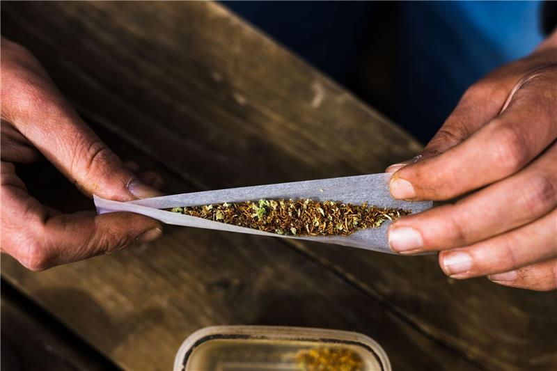 Bundesverfassungsgericht hält an Cannabis-Verbot fest Das Bundesverfassungsgericht hatte im Jahr 1994 beschlossen, dass die Strafbarkeit von Besitz, Handeltreiben, Einfuhr, Abgabe und Erwerb von Cannabisprodukten ohne Erlaubnis mit dem Grundgesetz vereinbar ist.