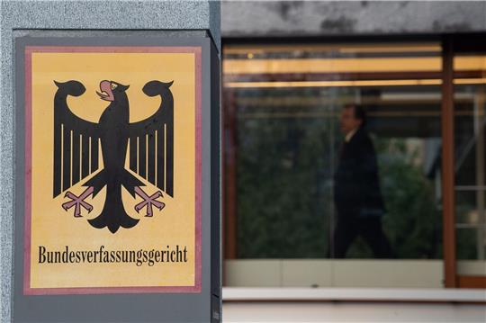 Das Bundesverfassungsgericht in Karlsruhe hat entschieden:  Vor der Abschiebehaft muss Vertrauensperson benachrichtigt werden.