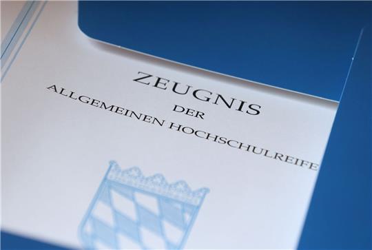 Das Bundesverfassungsgericht will klären, ob im Abiturzeugnis von Legasthenikerinnen und Legasthenikern ein Kommentar stehen darf.