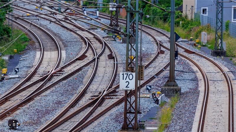 Das Bundesverkehrsministerium hatte in den Haushaltsverhandlungen auf mehr Geld für Neu- und Ausbauprojekte bei der Bahn gedrängt. (Archivbild)