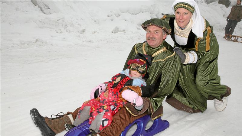 Volksrodeln: Ein Event mit Geschichte kehrt in den Oberharz zurück Das Burgfräulein und der Burgherr gehören 2009 zu den besonderen Kostümen.