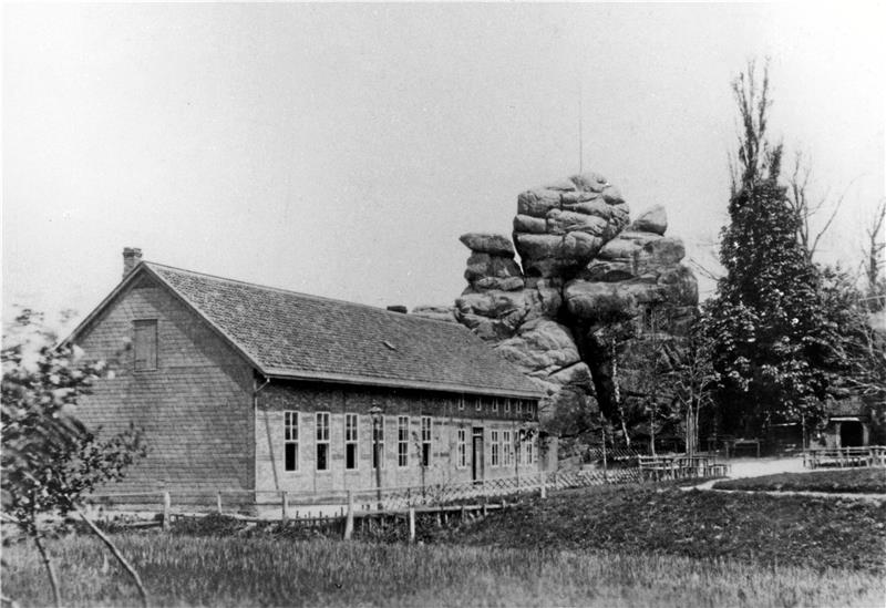 Das Café „Zur Clus“ steht 1876 direkt am Klusfelsen – heute würden sich die Bewohner benachbarter Seniorenheime wohl auch darüber freuen. Foto: Otto Sonnemann