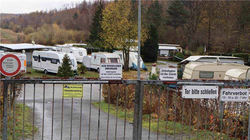 Zu sehen ist das verschlossene Tor des Campingplatzes.