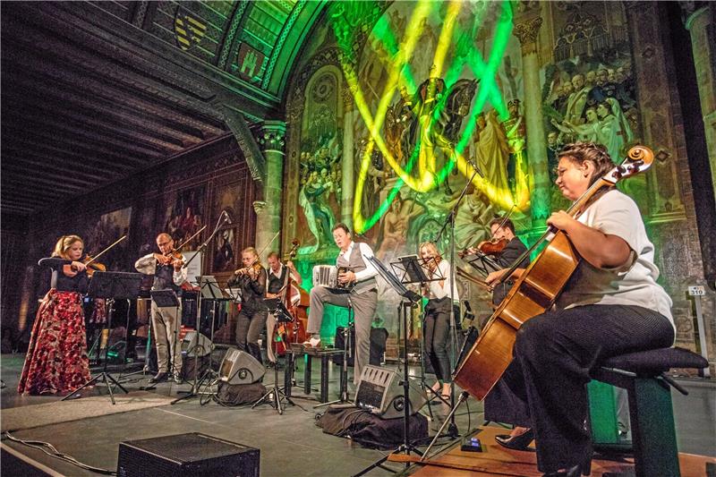Internationales Musikfest findet grandiosen Abschluss Das Carel Kraayenhof Quartet sowie Lisa Jacobs mit ihren String Soloists liefern mit dem gemeinsamen Tango-Stiftungskonzert einen musikalischen Leckerbissen vom Feinsten in der Kaiserpfalz ab. Foto: Schenk