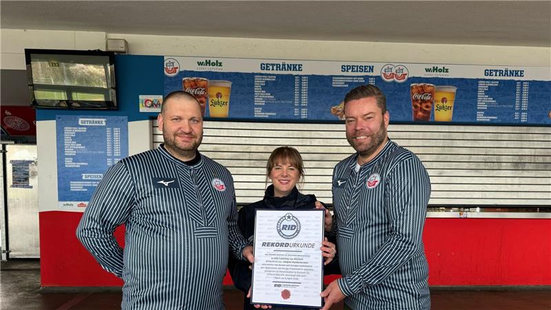 42,37 Meter Fischbrötchen: Weltrekord in Rostock geknackt Das Catering-Team des Ostseestadions Rostock um Geschäftsführer Christoph Wulff (r) und Küchenchef Jens Schaumburg (l) hat das längste Fischbrötchen der Welt produziert. Bestätigt wurde der Rekord von Laura Koblischek (M) vom Rekord-Institut Deutschland. (Foto Handout)
