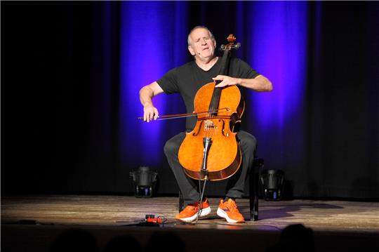 Das Cello ist das Markenzeichen des Kabarettisten Matthias Deutschmann. Foto: Privat