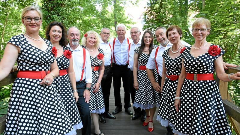 100 Konzerte mit dem Chörchen Das Chörchen hatte seinen 100. Auftritt im Abendfrieden und präsentiert sich mit neuem Outfit. Von links: Ulrike Bartels, Nicole Baehnsch, Axel Bonsack, Sylvia Koch, Lutz Hellmann, Hendrik Hoffschläger, Horst Spaan, Natalie Klimainsky, Jörg Nickel, Barbara Schüler und Ulrike Menke.