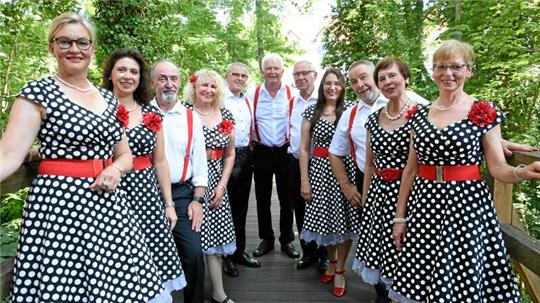 Das Chörchen hatte seinen 100. Auftritt im Abendfrieden und präsentiert sich mit neuem Outfit. Von links: Ulrike Bartels, Nicole Baehnsch, Axel Bonsack, Sylvia Koch, Lutz Hellmann, Hendrik Hoffschläger, Horst Spaan, Natalie Klimainsky, Jörg Nickel, Barbara Schüler und Ulrike Menke.