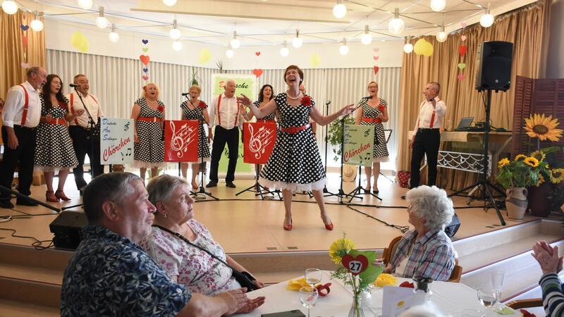 Das "Chörchen" ist zum fünften Mal in Folge der Stimmungsgarant beim Sommerfest im Haus Abendfrieden und hat mit Frontfrau Barbara Schüler schnell das Eis gebrochen. Foto: Kempfer