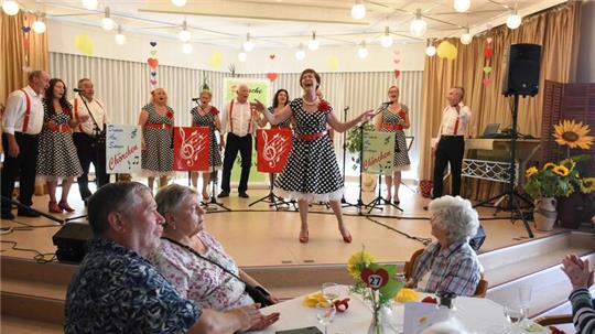 Das "Chörchen" ist zum fünften Mal in Folge der Stimmungsgarant beim Sommerfest im Haus Abendfrieden und hat mit Frontfrau Barbara Schüler schnell das Eis gebrochen. Foto: Kempfer