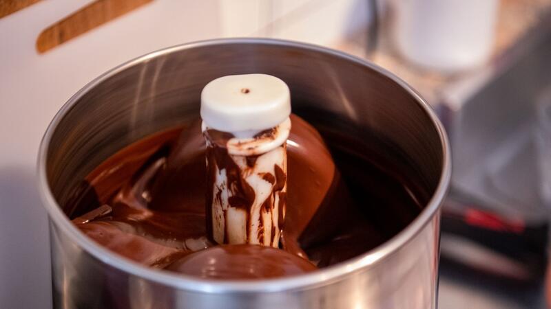 Süßes selbst gemacht: So werden Sie zum Chocolatier Das Conchieren macht aus einer Kakaomasse feinste Schokolade.