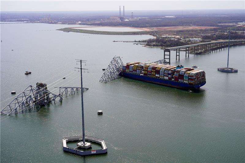 Das Containerschiff «Dali» steckt unter einem Teil der Francis Scott Key Bridge fest.