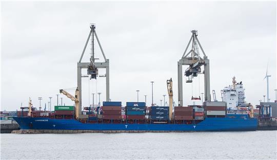 Das Containerschiff "Langeness" liegt am Terminal am Burchardkai.
