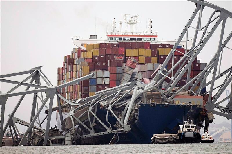 Das Containerschiff steckt unter einem Teil der Francis Scott Key Bridge fest.