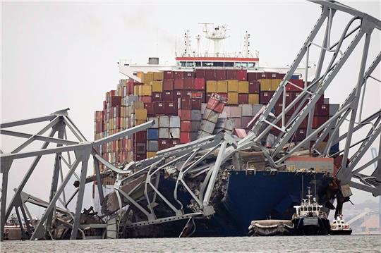 Das Containerschiff steckt unter einem Teil der Francis Scott Key Bridge fest.
