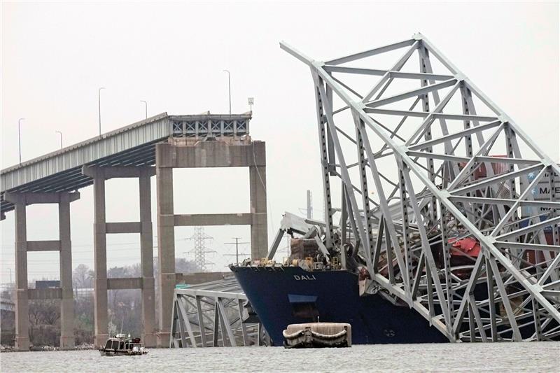 Brückeneinsturz in Baltimore: Ermittlungen dauern an Das Containerschiff steckt unter einem Teil der Francis Scott Key Bridge fest.