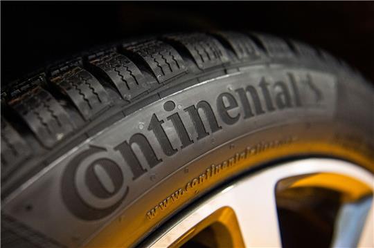 Das Continental Logo auf einem Reifen.