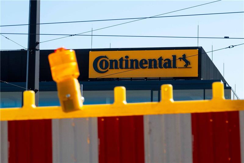 Das Continental Logo hängt an der Continental Zentrale in Hannover.