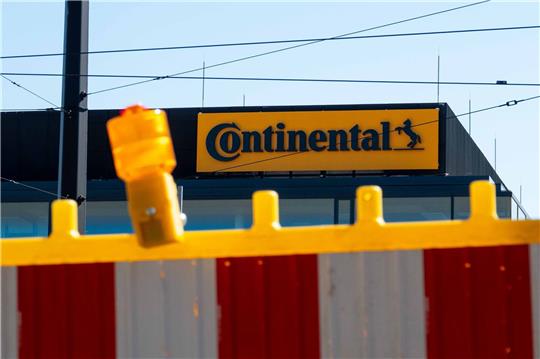 Das Continental Logo hängt an der Continental Zentrale in Hannover.