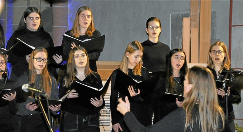 CvD-Chöre und Goslarer Propstei-Kinderchöre verzücken ihr Publikum Das CvD-Oberstufen-Ensemble zeigt unter Leitung von Franziska de Vries, zu welchen Leistungen jahrelanges gemeinsames Singen befähigt. Foto: Heine