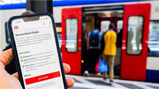 Das D-Ticket kostet im neuen Jahr regulär 63 Euro im Monat. (Symbolbild)