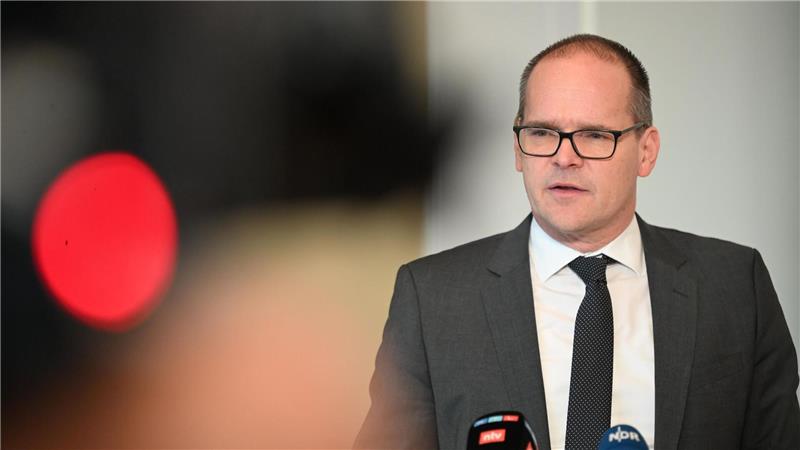 Azubis bekommen D-Ticket für rund 50 Euro Das D-Ticket soll auch den Wirtschaftsstandort stärken, sagt Minister Tonne.