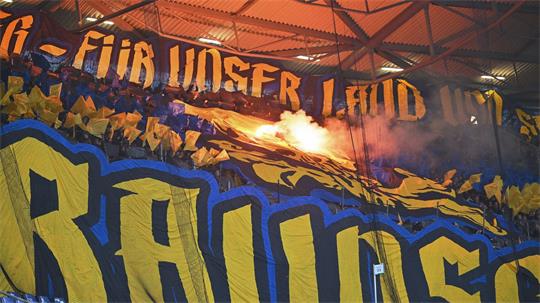 Das DFB-Sportgericht belegte Eintracht Braunschweig wegen des Fan-Verhaltens in Hannover mit einer Geldstrafe. (Archivbild)