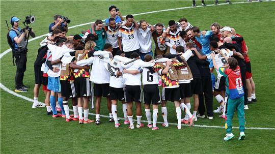 Das DFB-Team feiert den Erfolg in Toronto.