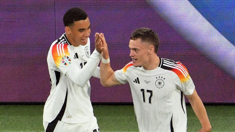 Zauberfußball beim Rekordsieg: EM-Traumstart für Nagelsmann Das DFB-Team um Florian Wirtz (r) und Jamal Musiala feierte einen furiosen EM-Start.