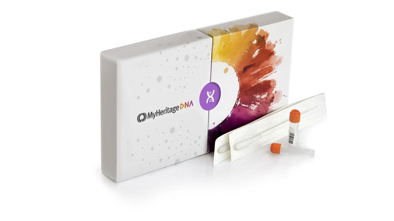 Das Bild zeigt eine kleine Papierbox und zwei Wattestäbchen, sowie zwei Fläschchen für DNA-Proben.