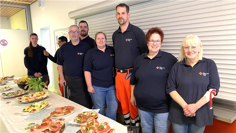 Das DRK Braunlage freut sich über viele Helfer und viele Spender Das DRK Braunlage/Hohegeiß ist unter anderem im Einsatz mit (v.r.) Doris Achtermann, Steffi Schultz, Robin Fiege, Jeanette Rabe, Mirco Böhm, Dietmar Meier, Ingo Karnovsky und Lena Gruhne.