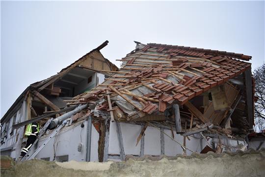 Das Dach des Gebäudes stürzte durch die Detonation teilweise ein – Fenster wurden in bis zu 50 Meter Entfernung geschleudert. Fotos: Polizei