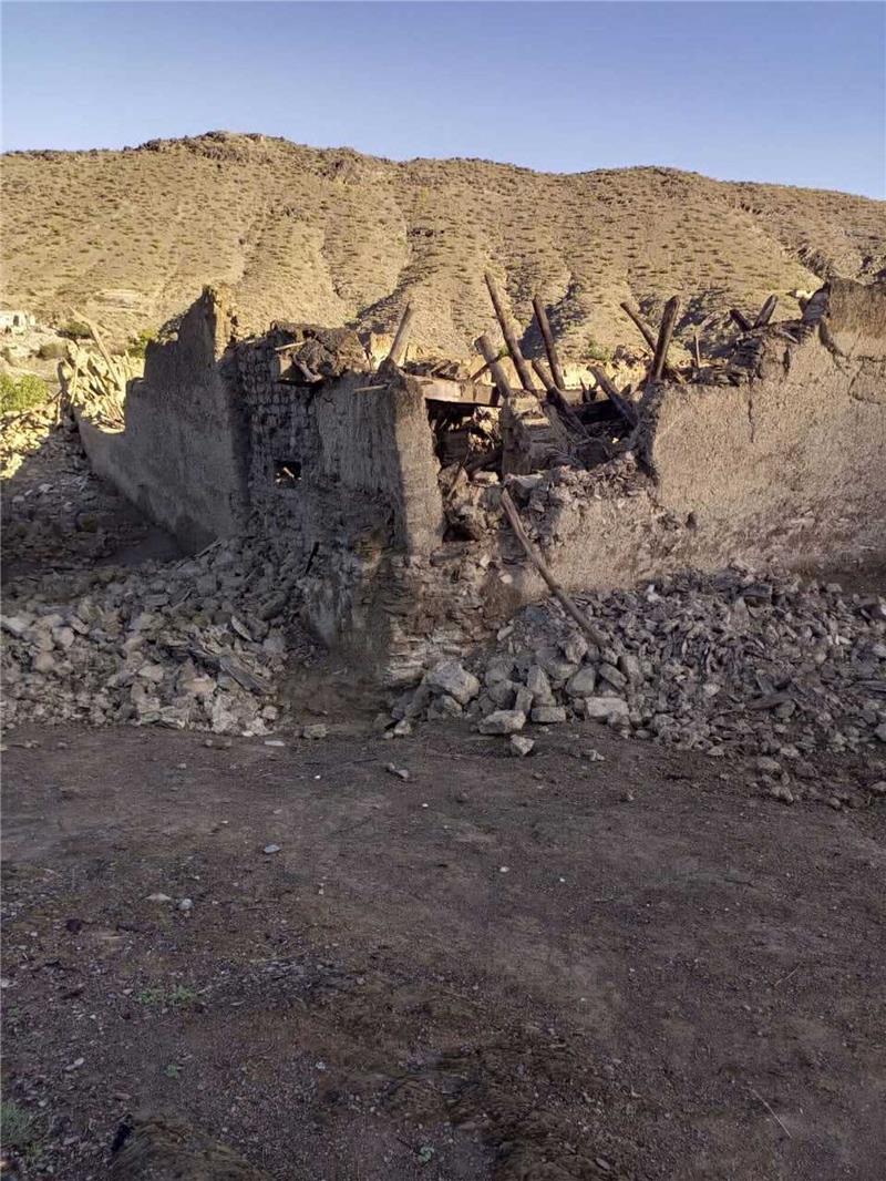 1000 Tote nach Beben in Afghanistan Das Dach eines Hauses ist eingestürzt. Bei einem heftigen Erdbeben am Dienstag in der afghanisch-pakistanischen Grenzregion sind nach offiziellen Angaben mindestens 255 Menschen ums Leben gekommen.