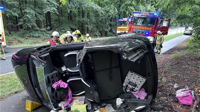 Das Dach ist entfernt, die Insassen werden vom Rettungsdienst versorgt.
