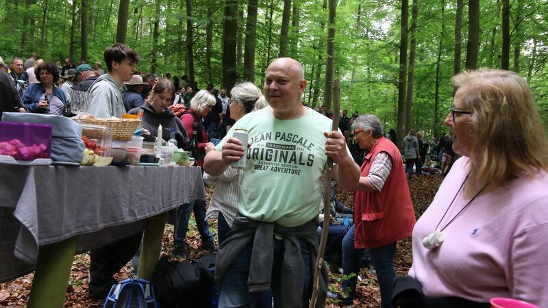 Das Daumenfrühstück an der Quelle ist das Herz vom Mausbrunnen-Fest.