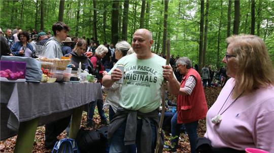 Das Daumenfrühstück an der Quelle ist das Herz vom Mausbrunnen-Fest.