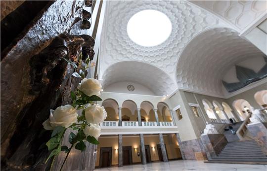 Das Denkmal für die Weiße Rose im Lichthof der Münchener Universität.