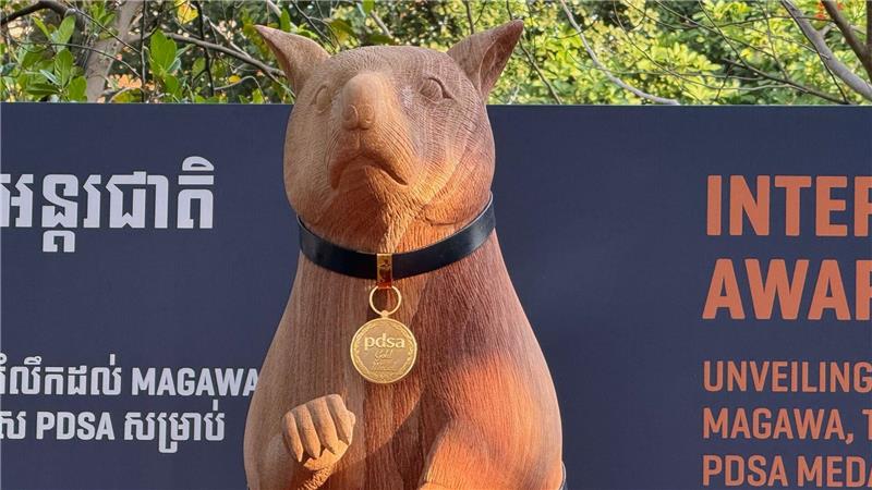 Das Denkmal wurde von lokalen Künstlern gefertigt.