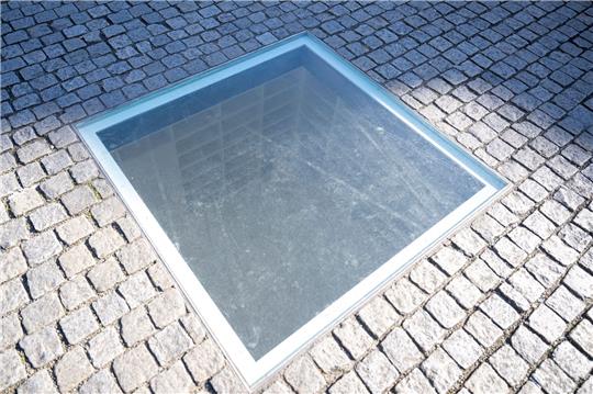 Das Denkmal zur Erinnerung an die Bücherverbrennung auf dem Bebelplatz in Berlin.