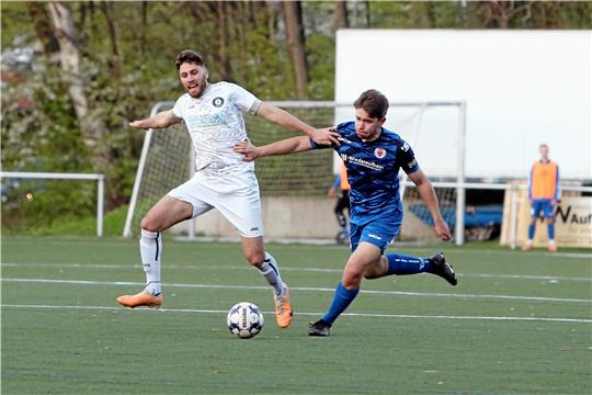 Das Derby ist kampfbetont, wie hier zwischen Okers Amed Altekin (l.) und GSC-Spieler Tobias Keil, aber trotz aller Emotionen größtenteils fair.  Foto: Neuendorf