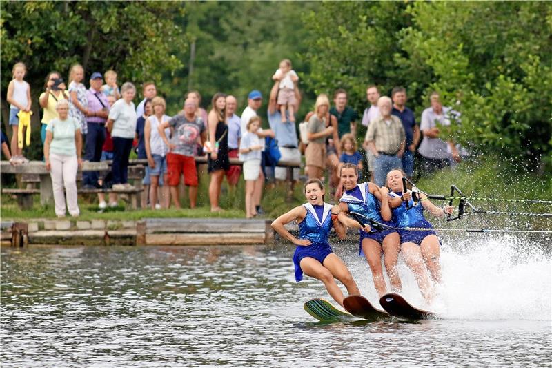 Das Deutsche Nationalmannschaft in der Sportart Wasserski-Show liefert spektakuläre Einlagen auf dem Vienenburger See ab. Fotos: Epping