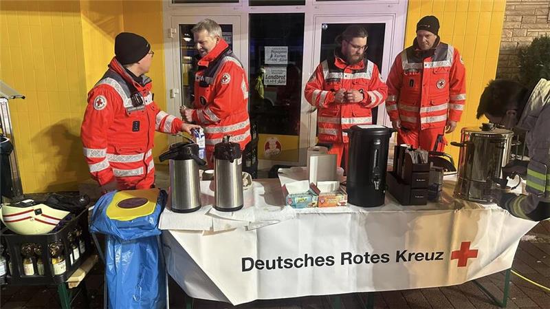Das Deutsche Rote Kreuz kümmert sich um die Versorgung der Einsatzkräfte.