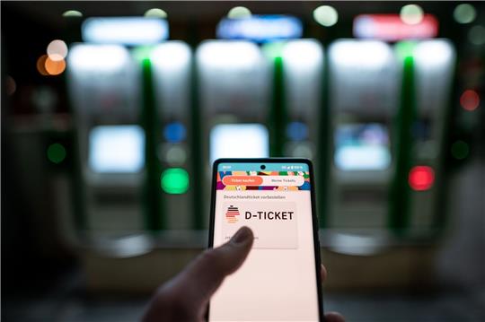 Das Deutschlandticket hat Fahrten im Nah- und Regionalverkehr vielerorts günstiger gemacht.