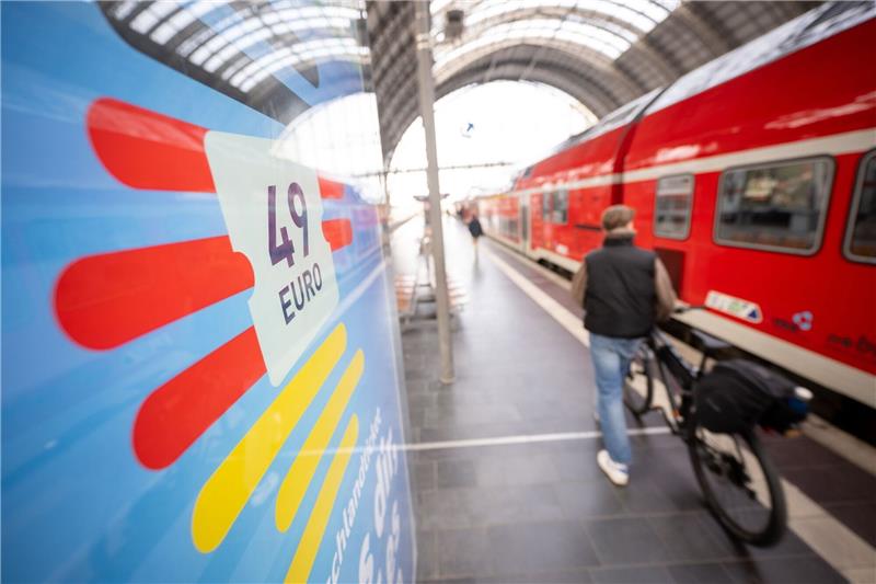 15-Jähriger soll Hunderte Deutschlandtickets gefälscht haben Das Deutschlandticket ist am 01. Mai 2023 an den Start gegangen. (Symbolbild/Archivbild)