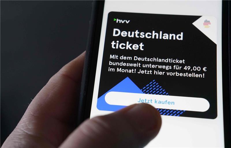 Inzwischen rund sieben Millionen 49-Euro-Tickets verkauft Das Deutschlandticket lässt sich am Schalter und per App erstehen.