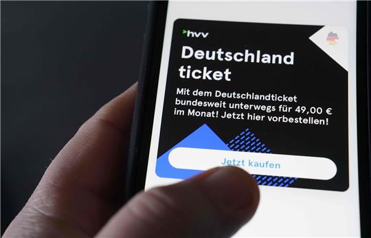 Das Deutschlandticket lässt sich am Schalter und per App erstehen.