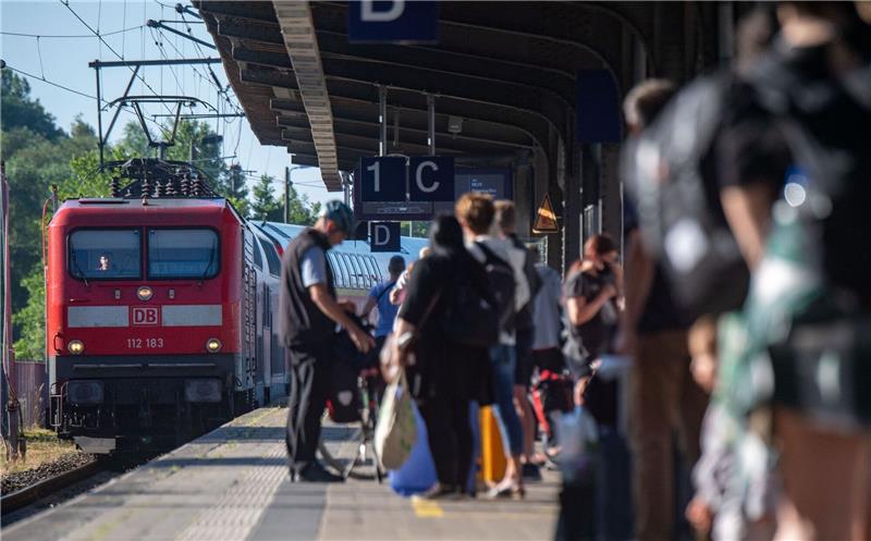 Deutschland-Ticket lockt neue Nutzer in den ÖPNV Das Deutschlandticket lockt einer aktuellen Umfrage zufolge viele Menschen in den öffentlichen Personennahverkehr.
