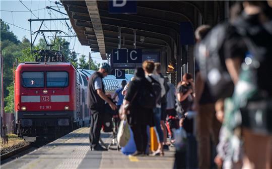 Das Deutschlandticket lockt einer aktuellen Umfrage zufolge viele Menschen in den öffentlichen Personennahverkehr.