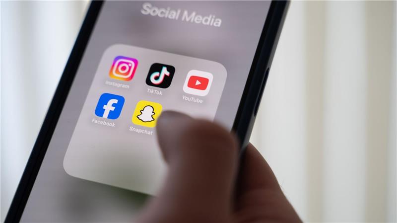 Das Display auf einem Smartphone zeigt verschiedene Social Media Apps an.
